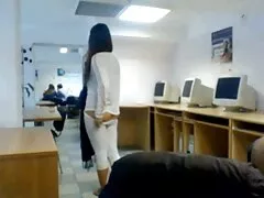 Trẻ brunette làm hài lòng jav có phiên dịch một người đàn ông trên máy ảnh