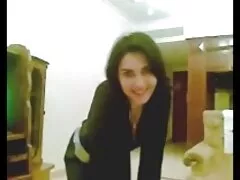 Jenny Anderson vungtrom phu de làm tình trên một màu xanh đi văng